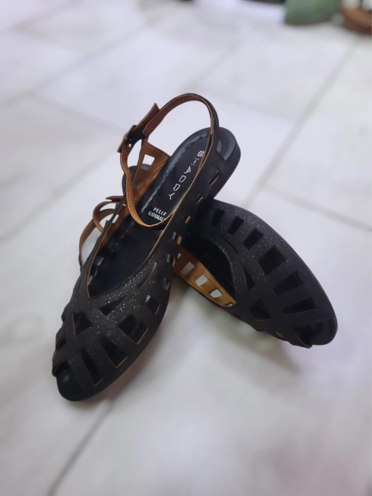 Sandalo pelle nero ragnetto